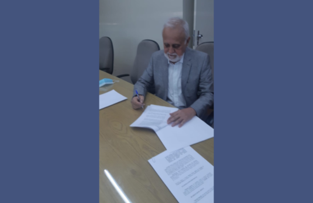 Assinatura de documento do convênio